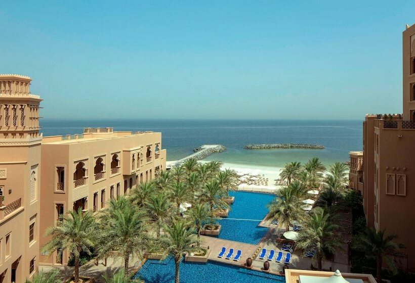 Клубный номер с видом на бассейн, Sheraton Sharjah Beach Resort And Spa
