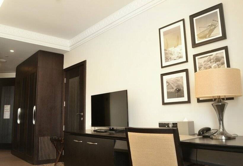 Клубный номер с видом на бассейн, Sheraton Sharjah Beach Resort And Spa