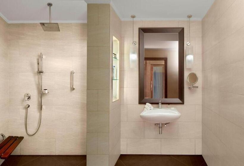 Номер Deluxe Кровать Кинг Вид на Город, Sheraton Sharjah Beach Resort And Spa
