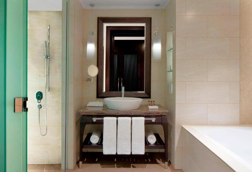Номер Deluxe Вид на Город, Sheraton Sharjah Beach Resort And Spa