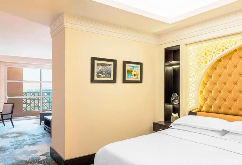 Клубный номер с видом на бассейн, Sheraton Sharjah Beach Resort And Spa