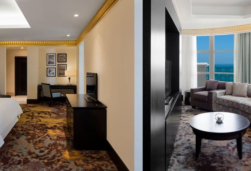 Клубный номер с видом на бассейн, Sheraton Sharjah Beach Resort And Spa