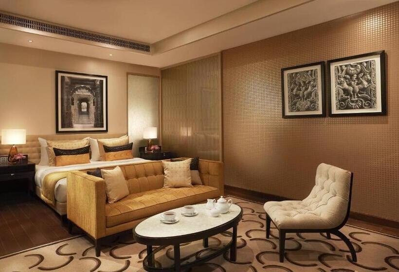 اتاق لوکس با چشم‌انداز, Taj Santacruz
