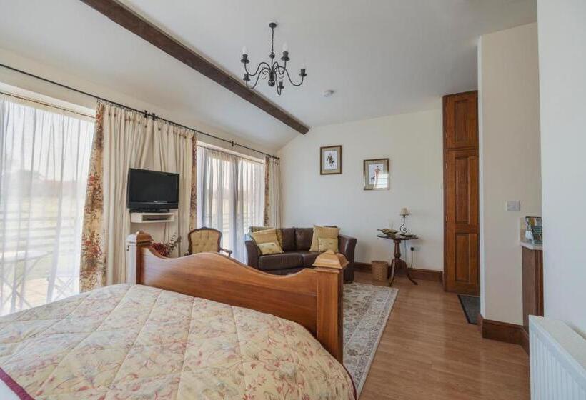 اتاق لوکس با تخت بزرگ, Brickfields Farm