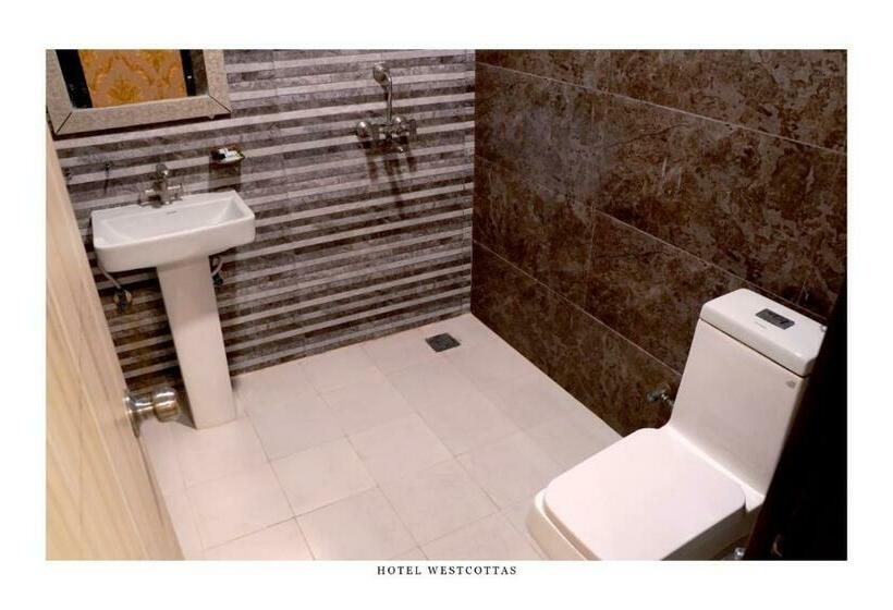 Номер Deluxe, West Cottas Hotel    Couples, Family, Corporate Favorite In Heart Of Jalandhar