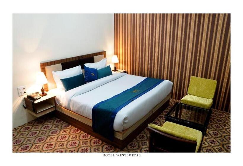 Номер Superior Кровать Кинг, West Cottas Hotel    Couples, Family, Corporate Favorite In Heart Of Jalandhar