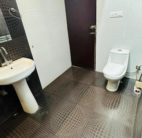 Номер Superior Кровать Кинг, West Cottas Hotel    Couples, Family, Corporate Favorite In Heart Of Jalandhar