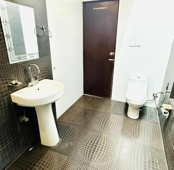 Номер Superior Кровать Кинг, West Cottas Hotel    Couples, Family, Corporate Favorite In Heart Of Jalandhar