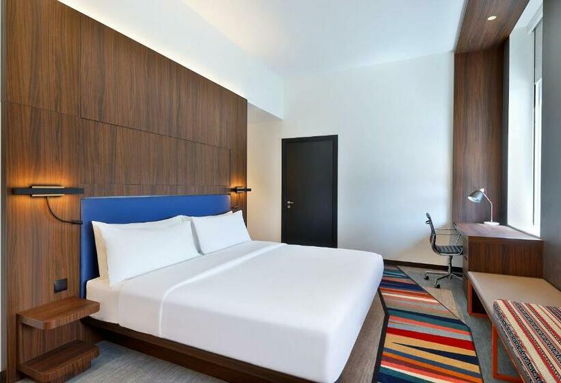 带大床的套房, Aloft Dubai Airport