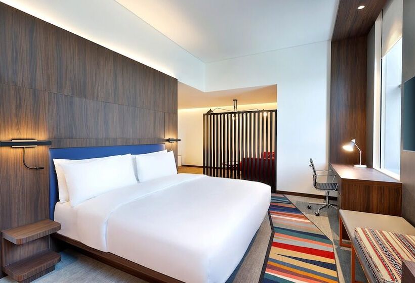 家庭间, Aloft Dubai Airport