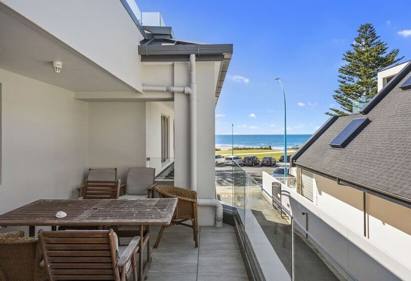 Апартаменты 2 Спальни Боковой Вид на Море, Pavilion Beachfront Apartments