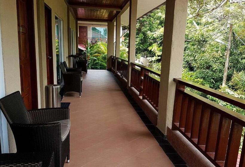 اتاق لوکس چهار تخته, Tioman Dive Resort