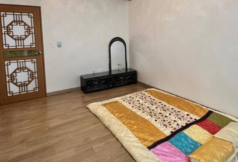 Семейный Номер, Wanju Hanok Pension Hyurim