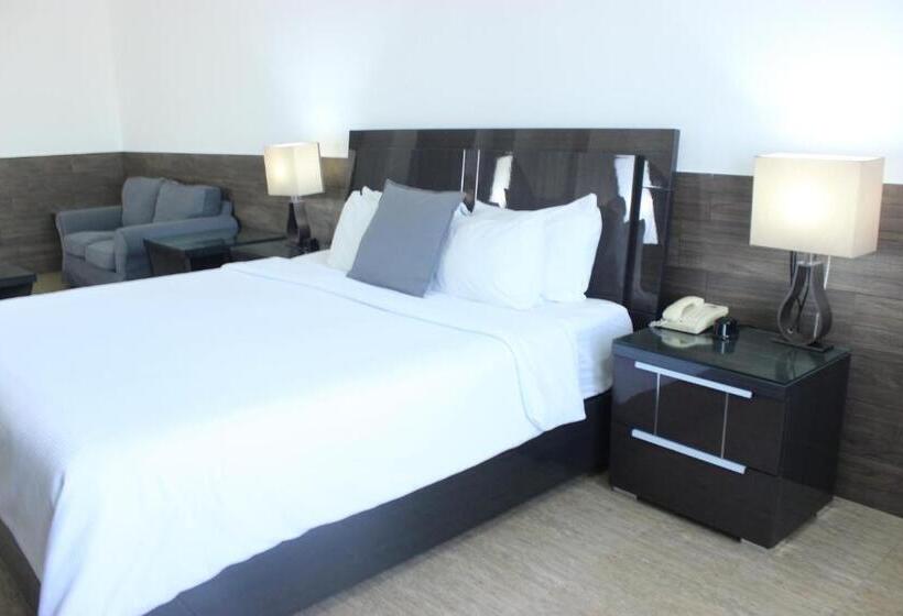 سوییت جونیور لوکس, Beverly Hills: Hotel And Business