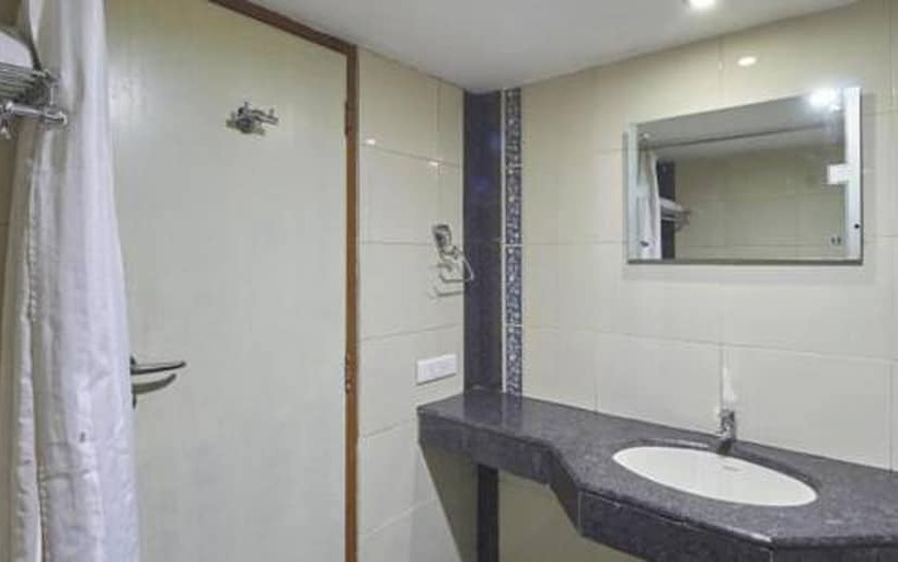 Deluxe Room, The Dunes Continental