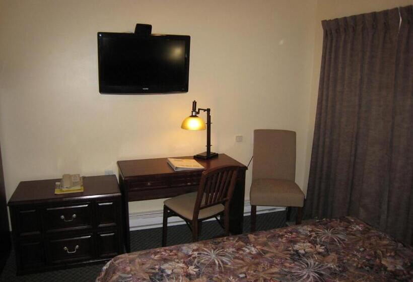 Номер Стандарт Вид на Реку, Johnny's Motel
