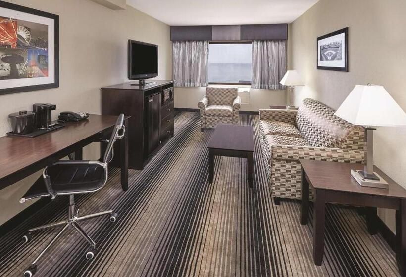 מיטת קינג בסוויטה, Best Western Plus Hyde Park Chicago