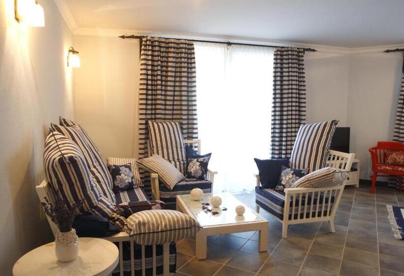 اتاق لوکس با بالکن و چشم‌انداز دریا, Oasis Resort Lozenets