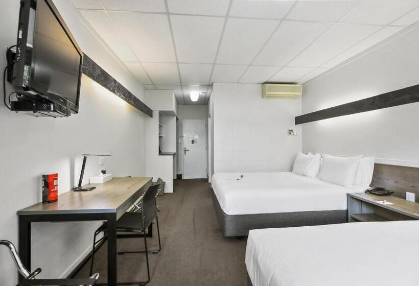إستوديو سوبيريور, Heartland Ambassador Hotel Hamilton