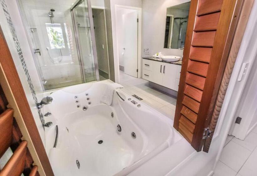 Апартаменты Deluxe 3 Спальни Вид на Море, Island Views Beachfront Apartments