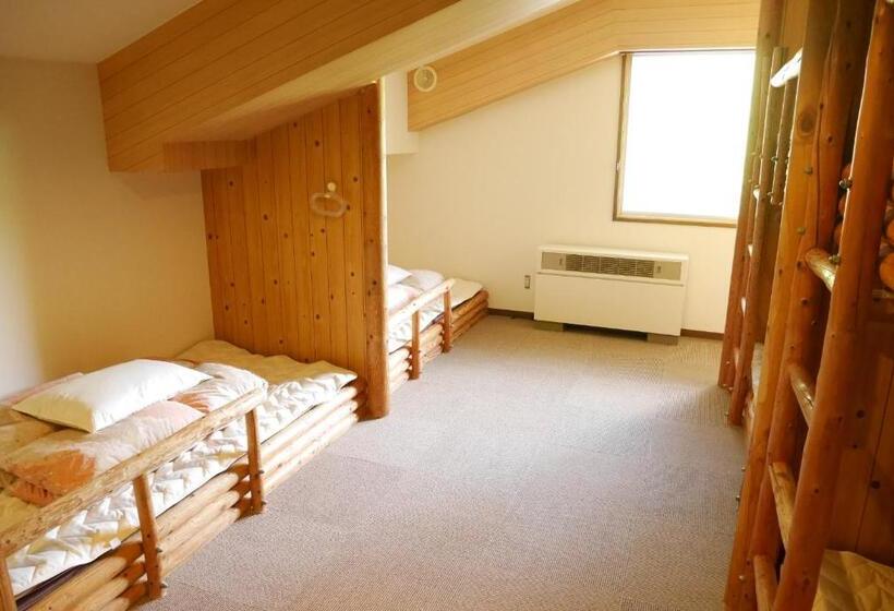 Кровать в Общей Комнате, K S House Hokkaido  Asahidake Onsen Hostel