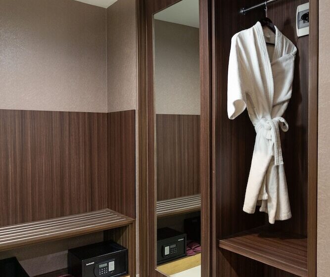 Номер Deluxe, The Alana Hotel & Conference Center Malioboro Yogyakarta By Aston