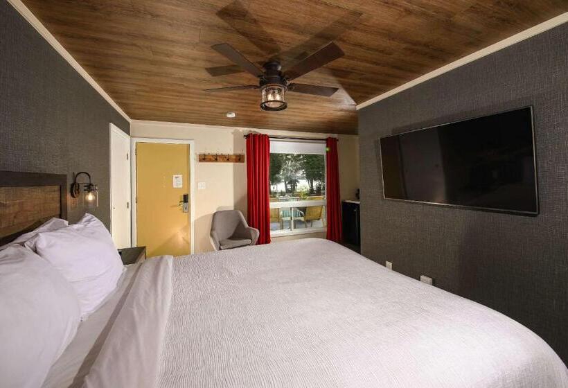 Номер Стандарт Вид на Озеро, Bayview Wildwood Resort, Ascend Hotel Collection