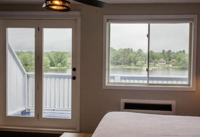 Superior suite with lake view, Bayview Wildwood Resort, Ascend Hotel Collection