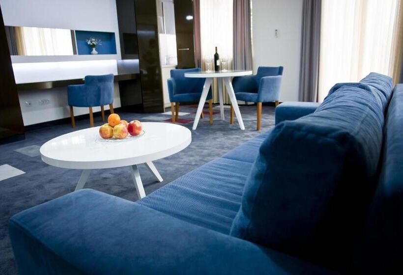 سوییت لوکس, Boutique Bristol