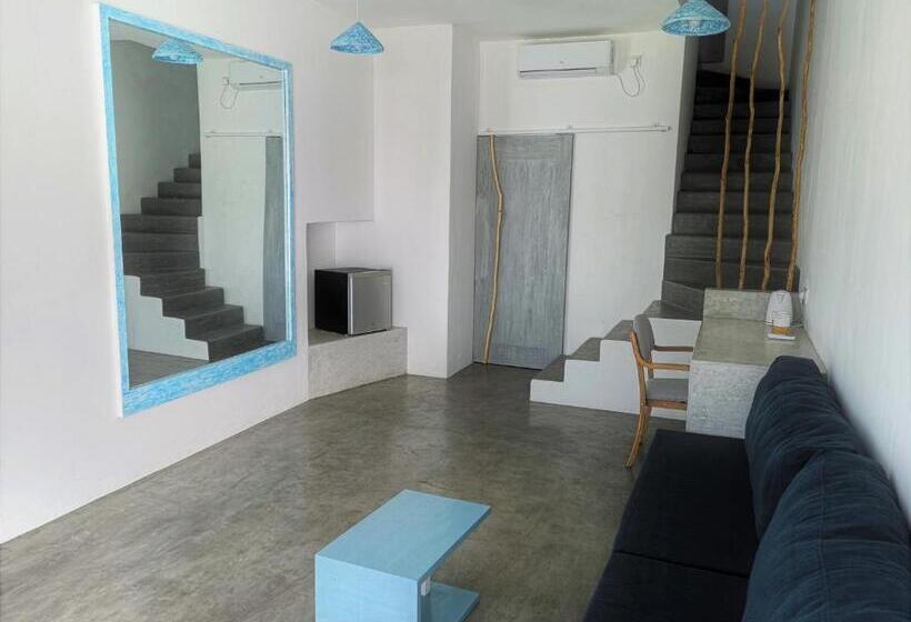 سوییت دوبلکس, Nava B&b