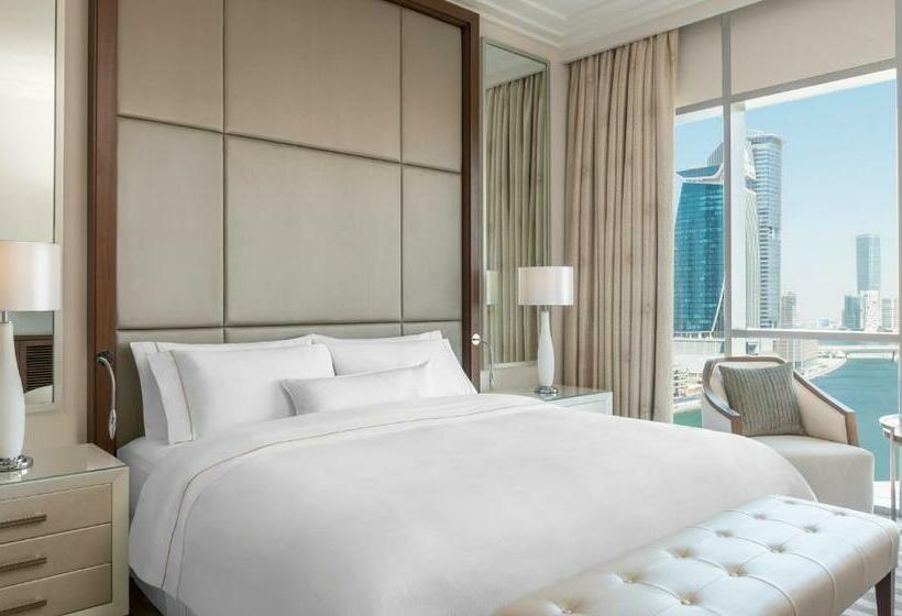 اتاق اجرایی با تخت بزرگ, Hilton Dubai Al Habtoor City
