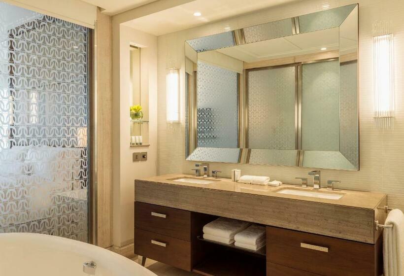 اتاق اجرایی با تخت بزرگ, Hilton Dubai Al Habtoor City