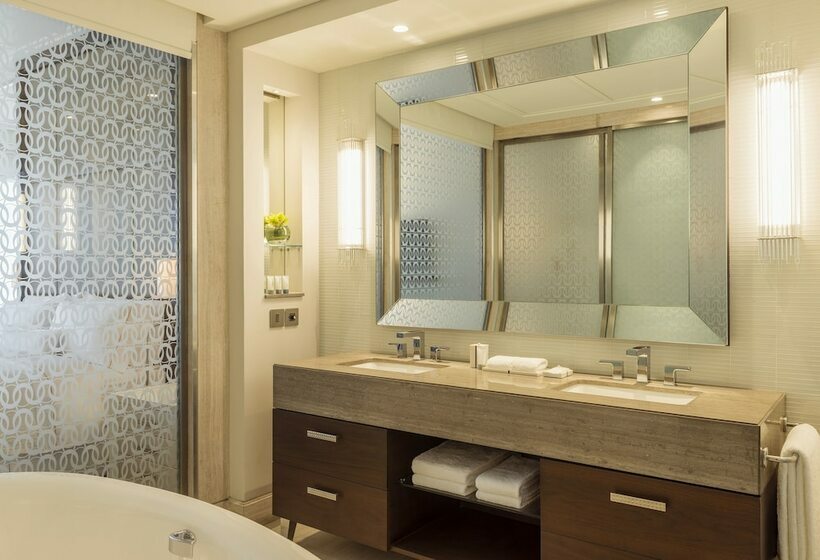 اتاق لوکس با چشم‌انداز, Hilton Dubai Al Habtoor City