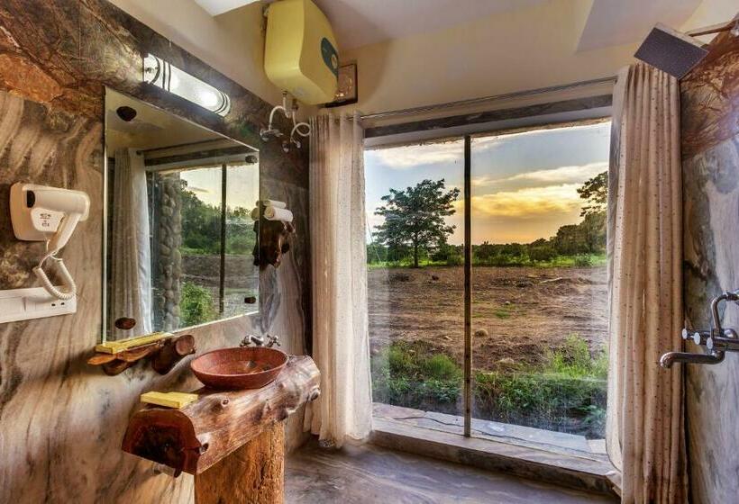 디럭스 룸 킹사이즈 침대, Lohagarh Corbett Resort