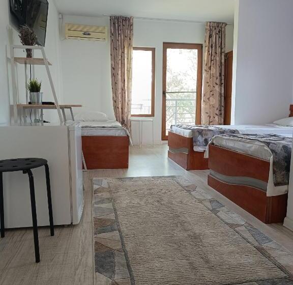 اتاق لوکس با چشم‌انداز باغ, Almaville Mamaia