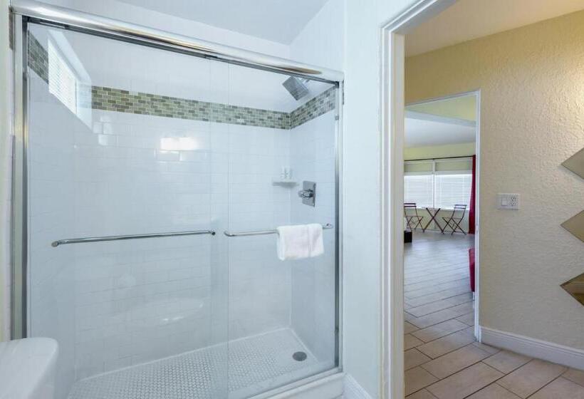 스위트 킹사이즈 침대, Chateau Mar Beach Resort
