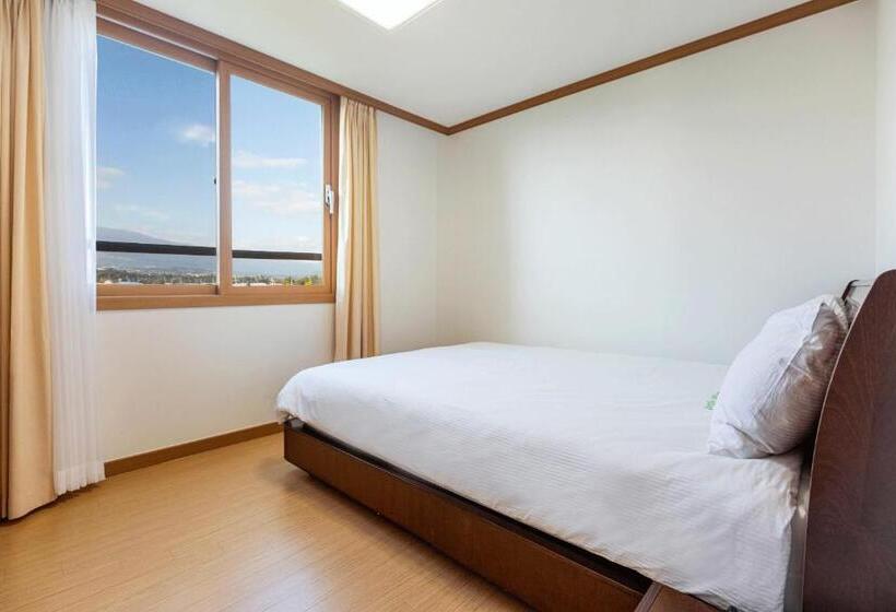 Номер Deluxe Вид на Море с Балконом, The Bay Jeju Resort