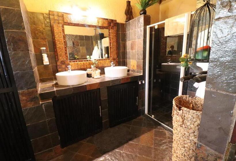 اتاق لوکس با تخت بزرگ, African Rock Lodge