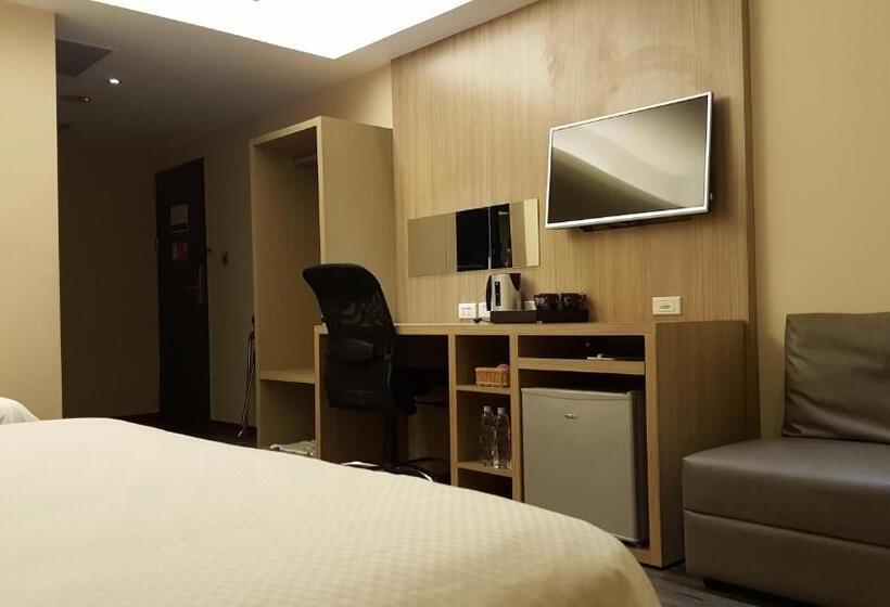 اتاق راحتی سه تخته, The Riverside Hotel International