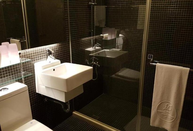 اتاق لوکس, The Riverside Hotel International