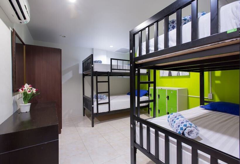 سرير فى غرفة مشتركه, Cool Sea House
