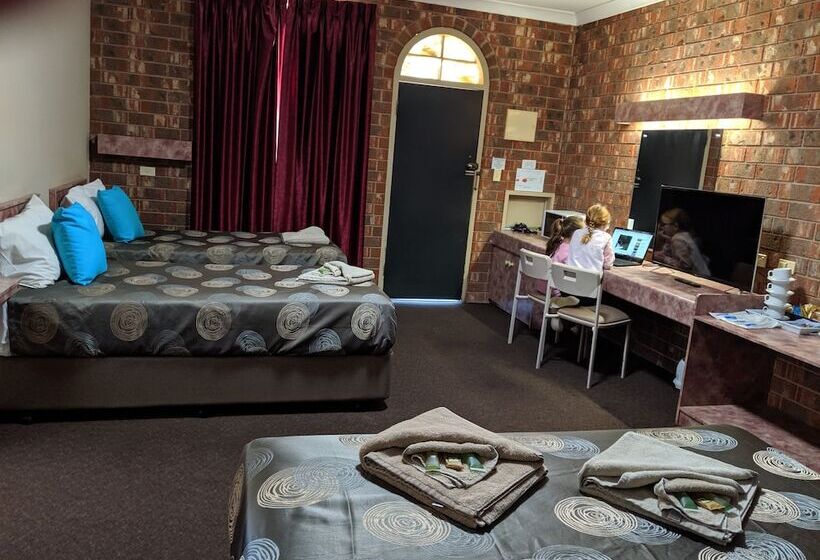 Номер Стандарт, The Argent Motel