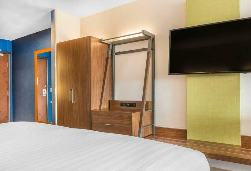 디럭스 룸 킹사이즈 침대, Holiday Inn Express & Suites Clarion, An Ihg