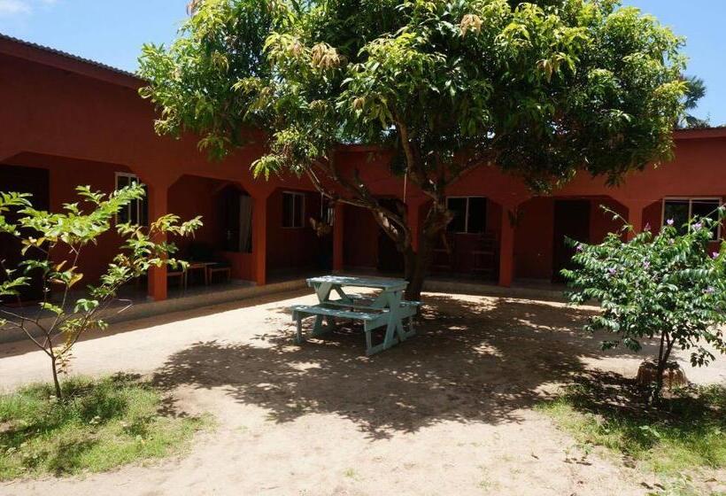 اتاق خانوادگی با چشم‌انداز باغ, The Gunjur Project Lodge
