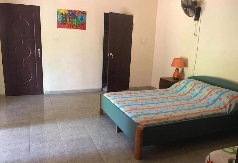 اتاق خانوادگی با چشم‌انداز باغ, The Gunjur Project Lodge