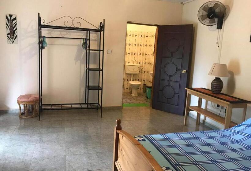 اتاق استاندارد با چشم‌انداز استخر, The Gunjur Project Lodge