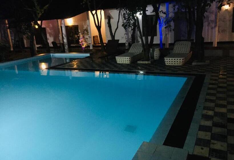 اتاق لوکس سه تخته, Alikele Hotel & Resort