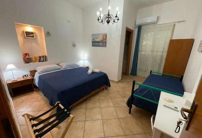 اتاق استاندارد سه نفره, B&b Scala Dei Turchi Beach