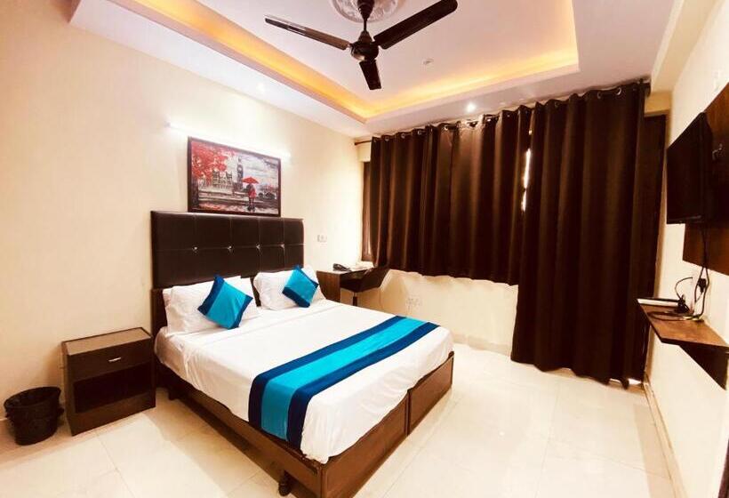 Номер Deluxe, Admire Inn Atta Market, Noida Sector 18