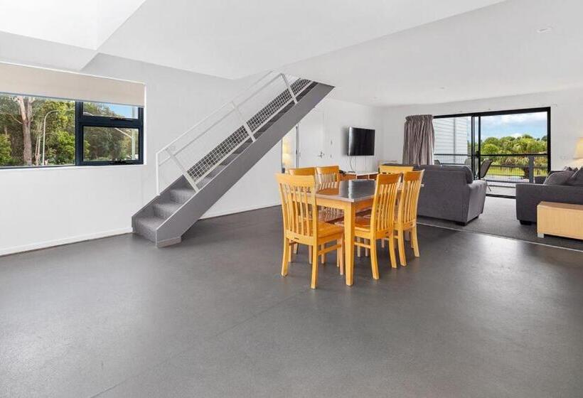 带3个卧室的公寓, Corrigans Cove